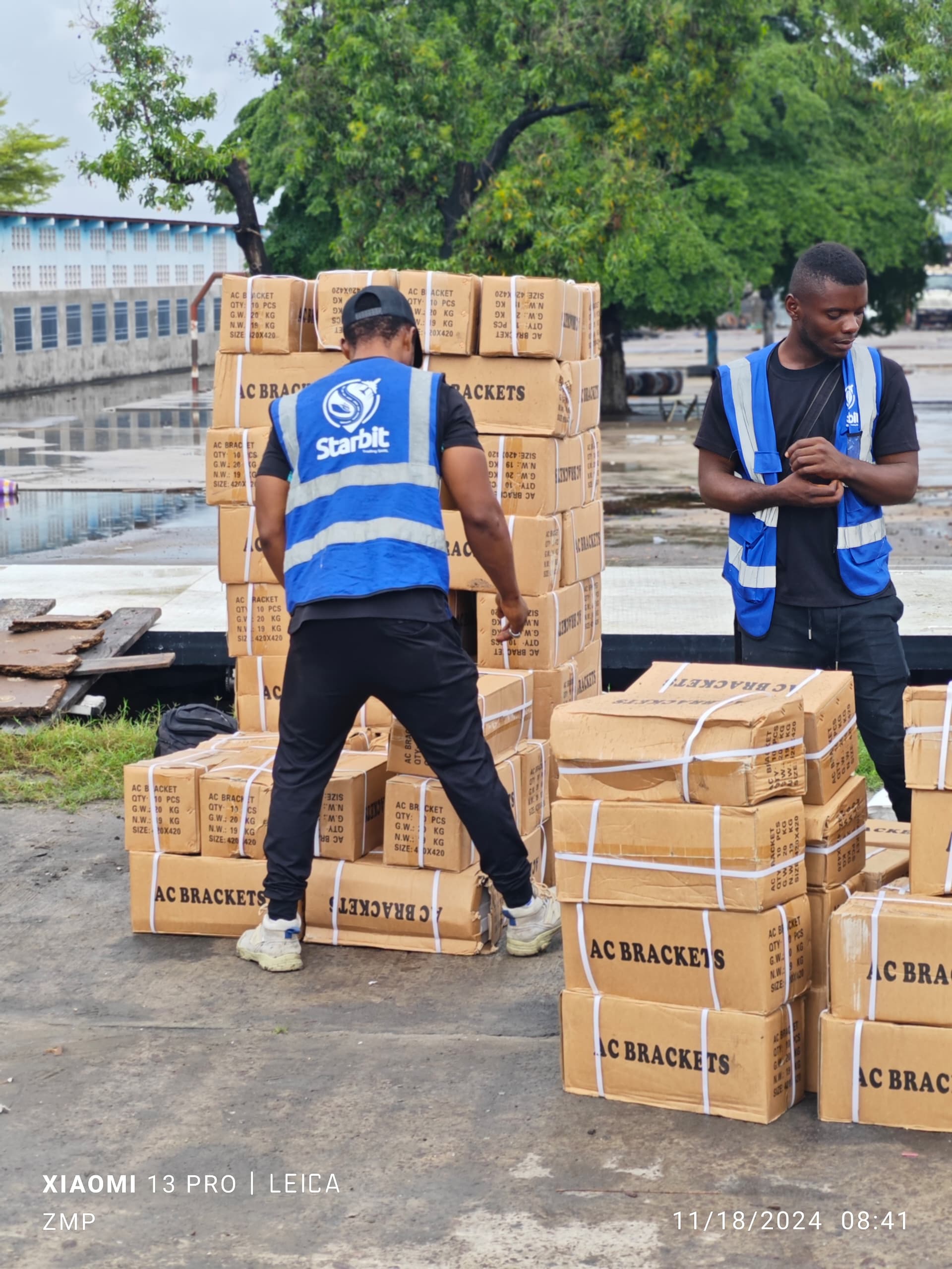 L'équipe Starbit au déchargement des marchandises