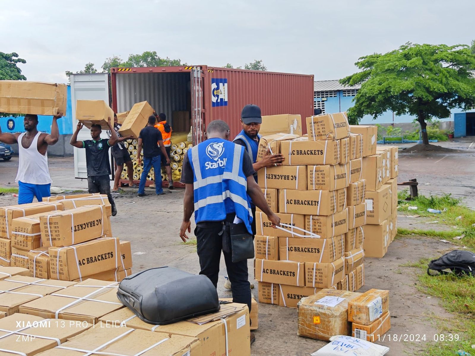 Colis déchargés d'un conteneur à Kinshasa