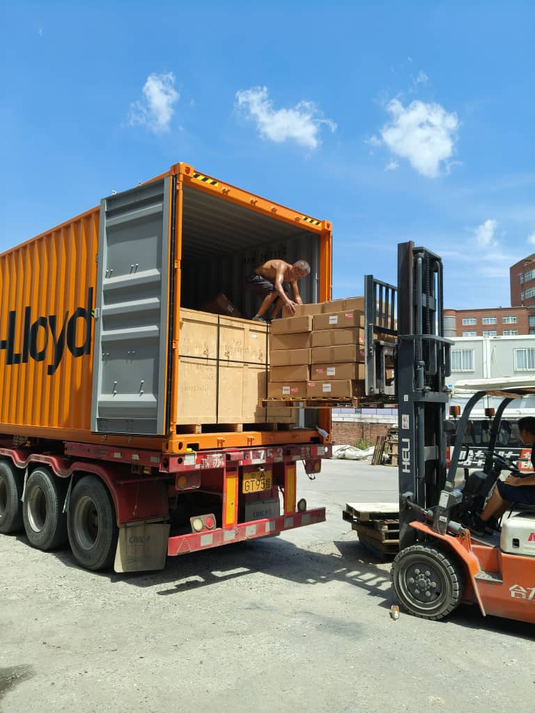 Conteneur sur camion au déchargement